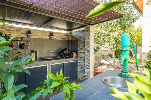Kuchyň nebo kuchyňský kout v ubytování Apartments Ljubica Pulj