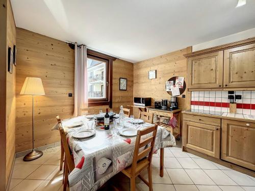 Photo de la galerie de l'établissement Chamonix : Appartement 64m², Centre-Ville, 6 Pers, Proche Pistes et Brévent - FR-1-507-14, à Chamonix-Mont-Blanc