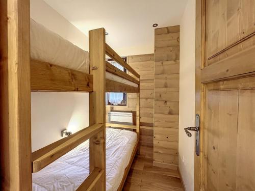 Ένα ή περισσότερα κρεβάτια σε δωμάτιο στο Chamonix: Appt 2P, 4 pers, terrasse, parking, proche centre et télécabine - FR-1-507-26