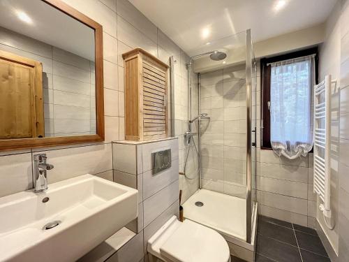 夏慕尼白朗峰的住宿－Appartement Chamonix-Mont-Blanc, 2 pièces, 4 personnes - FR-1-507-26，一间带水槽、卫生间和淋浴的浴室