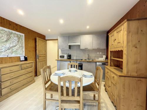 Appartement Chaleureux à Chamonix, 4 Pers, Près du Brévent avec Terrasse et Parking