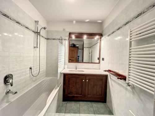 Ένα μπάνιο στο Appartement cosy au centre de Chamonix avec parking - FR-1-507-42