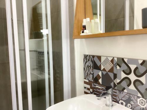 a bathroom with a sink and a mirror at Feathers and Rest Villa on the banks of the Vaalriver in Parys
