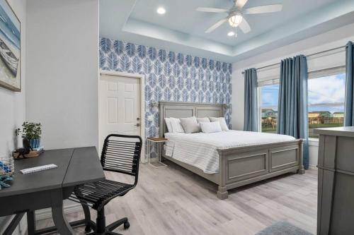 ein Schlafzimmer mit Bett, Schreibtisch und Fenster in der Unterkunft Gulf Front - Mini Golf - Hot Tub - Family Friendly - ForeShore in Bolivar Peninsula