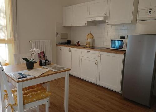 A kitchen or kitchenette at Residenza Bologna 04 marzo