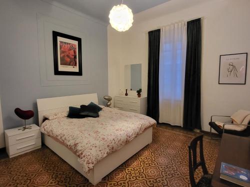 - une chambre avec un lit et une chaise dans l'établissement ALFIERI Guest House, à Verceil