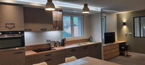 une cuisine avec un évier et un plan de travail dans l'établissement Résidence 4 Pourville & Varengeville plage à proximité, à Pourville-sur-Mer