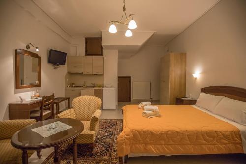 een slaapkamer met een bed en een woonkamer bij Nefeles in Neochori