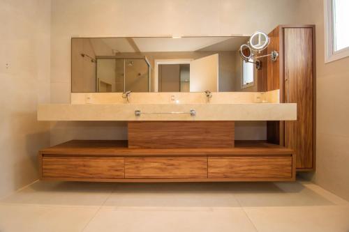 y baño con lavabo y espejo. en Vistar Mar Privilegiada em Jurerê, 3 suítes P1364, en Florianópolis