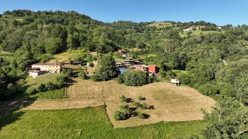 una vista aerea di una casa su una collina di Casa Laudina y Armando a Brañella