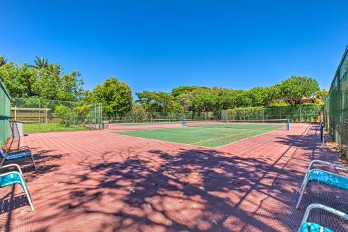 Tenis a/nebo squash v ubytování Ocean-View Condo with Pool in Maunaloa! nebo okolí