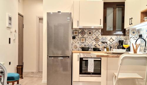 Kuchyň nebo kuchyňský kout v ubytování Cozy 1-Bedroom APT. Perfect for Exploring Athens.