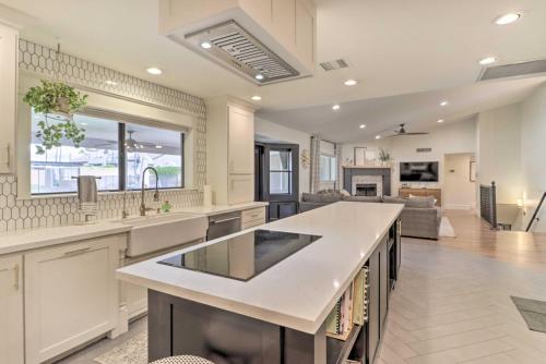 Η κουζίνα ή μικρή κουζίνα στο Pool, Hot Tub and Home Gym Luxe Mesa Retreat