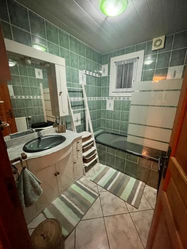 y baño con lavabo y espejo. en haut-Jur'Accueillant en Saint-Laurent-en-Grandvaux