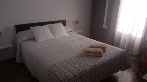 ein Schlafzimmer mit einem Bett mit zwei Handtüchern darauf in der Unterkunft PLANTA BAJA EN SANTA POLA in Santa Pola