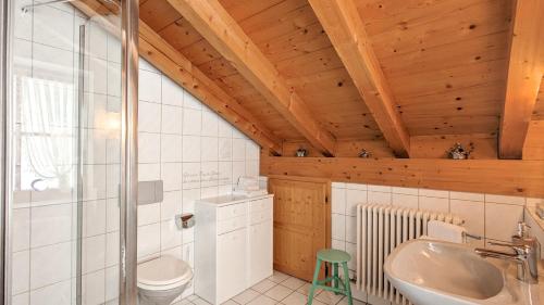 ein Bad mit einem Waschbecken und einem WC in der Unterkunft Ferienwohnung Biechteler in Schwangau