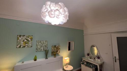 una sala de estar con una lámpara de araña colgando del techo en B&B Doralice, en Catania