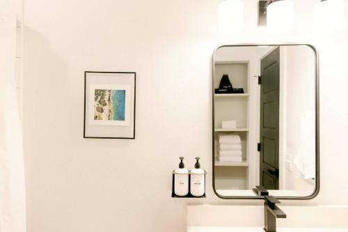 uma casa de banho com um espelho e um lavatório em Unit 124 - The Strand 2 Bed - Cation on the Guadalupe em New Braunfels