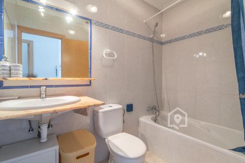 uma casa de banho com um WC, um lavatório e uma banheira em Apartamento SARAY em Son Carrio