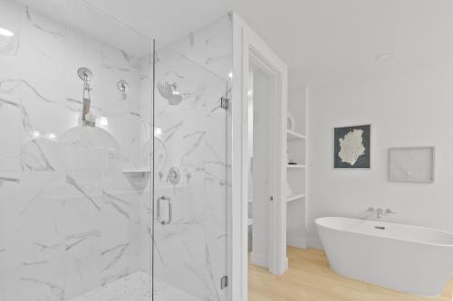 een witte badkamer met een douche en een wastafel bij 405 The Harbor Condominiums in St Pete Beach