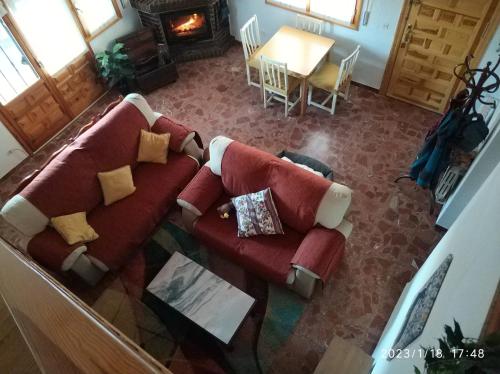 an overhead view of a living room with a red couch at La lechuza blanca in Casavieja