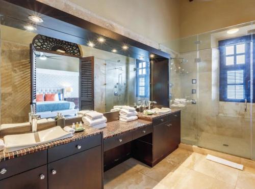 een badkamer met 2 wastafels en een grote spiegel bij Old San Juan Rentals in San Juan
