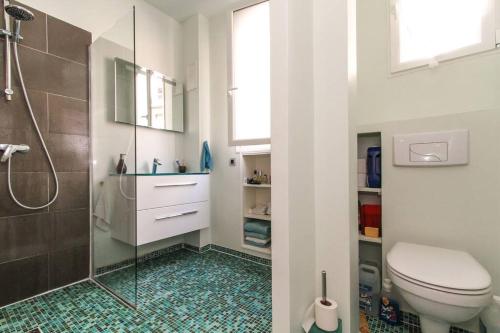 une salle de bain avec toilettes et douche en verre dans l'établissement Gobelins, à Paris
