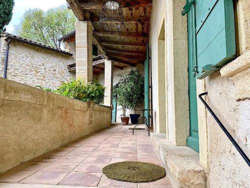 an empty hallway of a building with a green door at Maison 1643 in Laudun