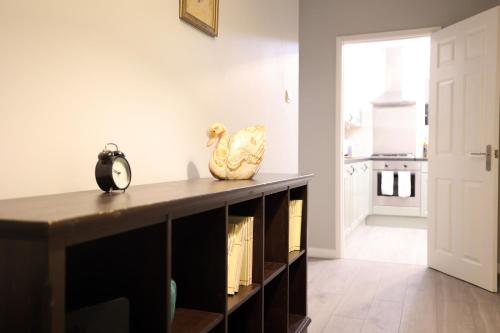a table with a vase on top of it in a room at Bath City Skyline Spacious 3 Bed House for family in Bath