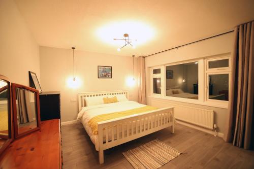 una camera con un letto bianco e una finestra di Bath City Skyline Spacious 3 Bed House for family a Bath