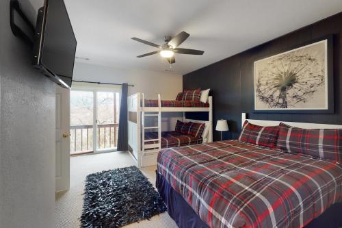 um quarto com uma cama e uma ventoinha de tecto em Star Ridge Retreat em Eureka Springs