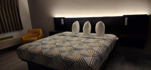 Motel 6 Aransas Pass TXにあるベッド