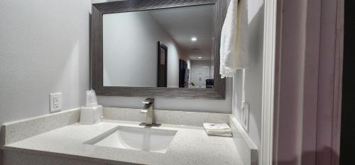 bagno con lavandino e grande specchio di Motel 6 Aransas Pass TX ad Aransas Pass