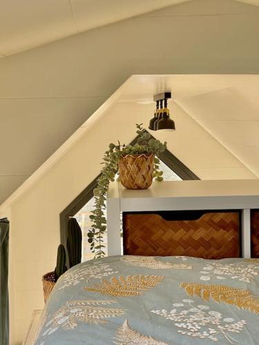 Un ou plusieurs lits dans un hébergement de l'établissement Tiny house with sauna & jacuzzi near Amsterdam