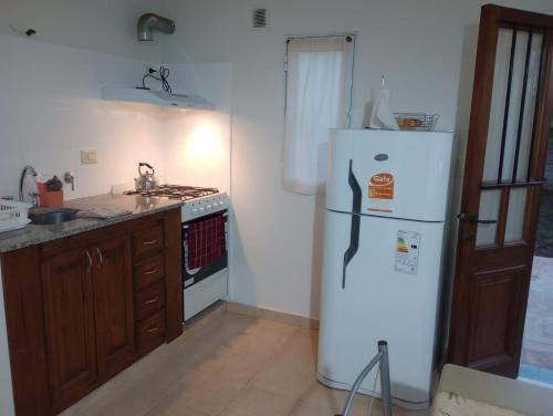 eine Küche mit einem weißen Kühlschrank und einer Spüle in der Unterkunft departamento el atardecer in Chascomús