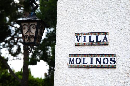 a street light and a sign on the side of a building at Villa Molinos in Novelda