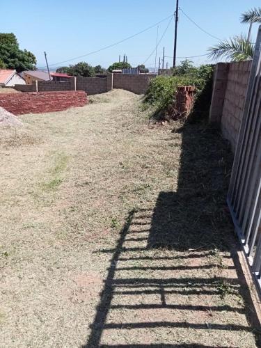 uma sombra de uma cerca no lado de um quintal em Lamont Lodge em Durban