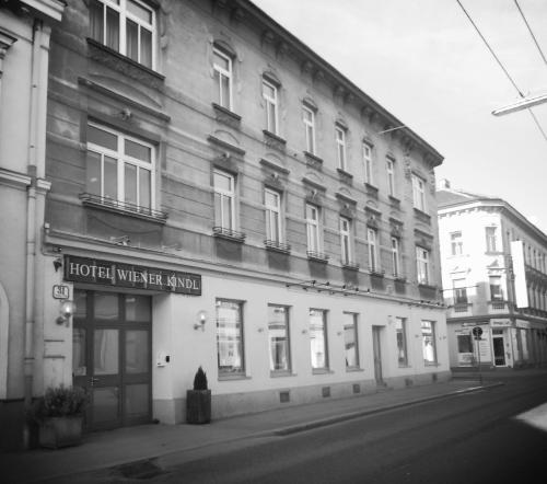 ein Schwarz-Weiß-Foto eines Hotelgebäudes in der Unterkunft Kindl 's Low Budget in Wien