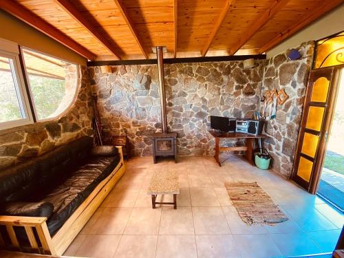 un soggiorno con un divano e un tavolo di Lechuzas a Córdoba