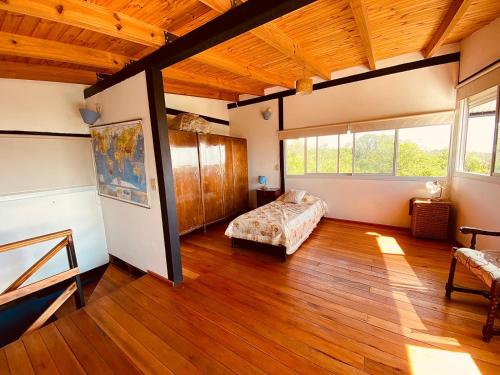 una camera da letto con un letto e un soffitto in legno di Lechuzas a Córdoba