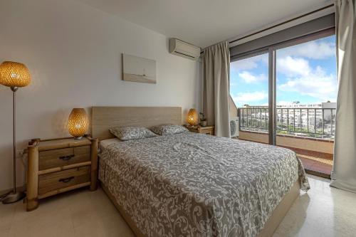 1 dormitorio con cama y ventana grande en Casa del Mar, en Callao Salvaje