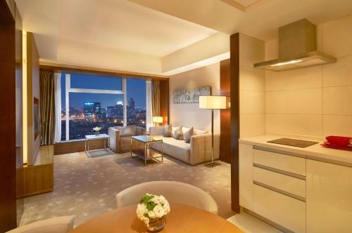 salon z kanapą i stołem w pokoju w obiekcie DoubleTree by Hilton Beijing w Pekinie