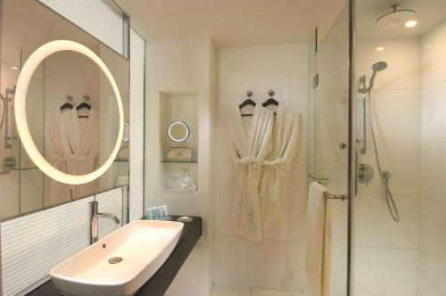 Bathroom sa DoubleTree by Hilton Beijing