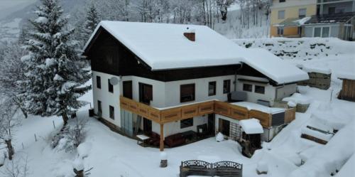 an aerial view of a house covered in snow at Gemütliches Bergappartement mit Seeblick in Zödl