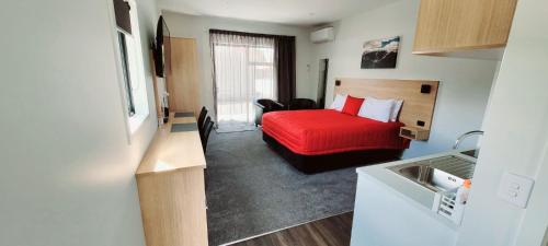 Η κουζίνα ή μικρή κουζίνα στο Sierra Motel and Apartments