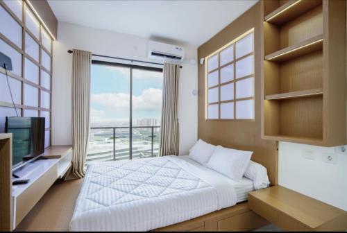 um quarto com uma cama e uma grande janela em Rika Apartement at sky house bsd em Ciater-hilir