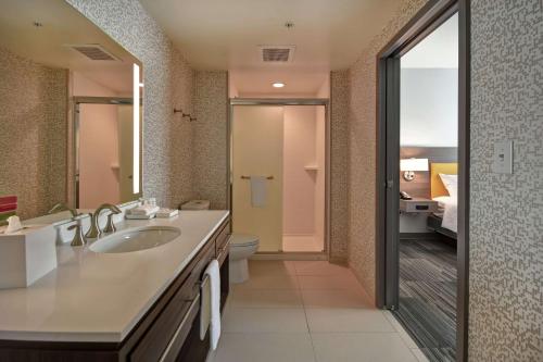 Home2 Suites By Hilton Shreveport في شريفيبورت: حمام مع حوض ومرحاض