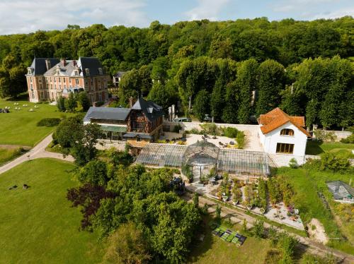 Saint-Cyr-en-Arthies的住宿－德拉布奇爾莊園酒店，享有花园房屋的空中景致