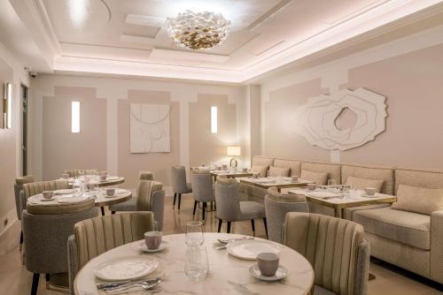 Χώρος καθιστικού στο Hotel Camille Paris Tapestry Collection by Hilton