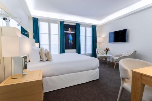 Ένα ή περισσότερα κρεβάτια σε δωμάτιο στο Hotel Camille Paris Tapestry Collection by Hilton
